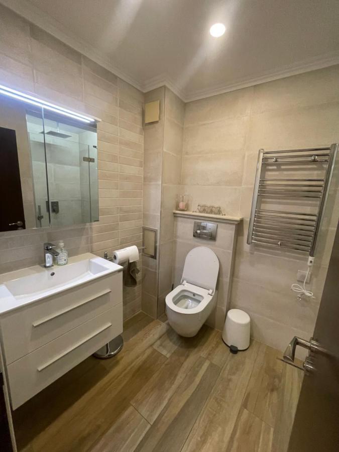 Luxury In Center 1 *